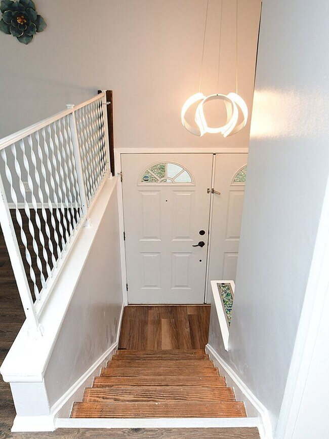 Building Photo - Spacious Living