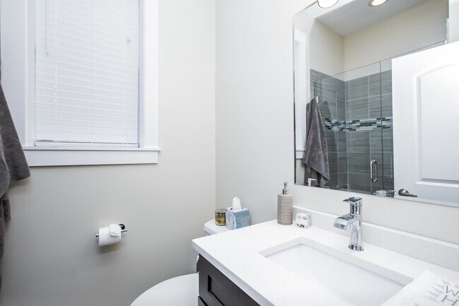 Building Photo - Gorgeous Condo Quality 2Bed/1Bath in Bucktown! In-Unit Laundry! Central Air! Parking!