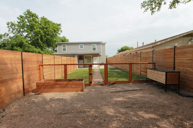 Building Photo - 7302 Bennett Ave