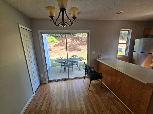 Building Photo - Spacous End-unit townhome in University