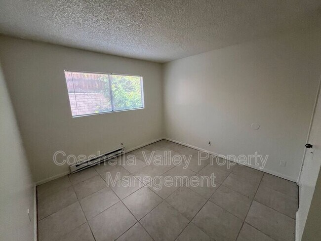 Building Photo - 556 E Chuckwalla Rd