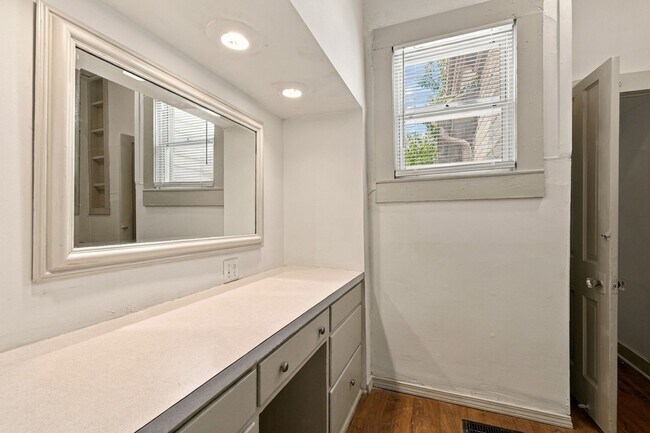 Building Photo - 403 E 6th St