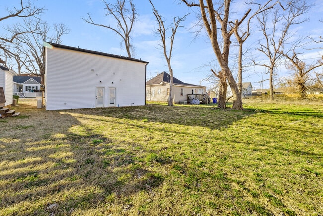 Building Photo - 205 N 6th St