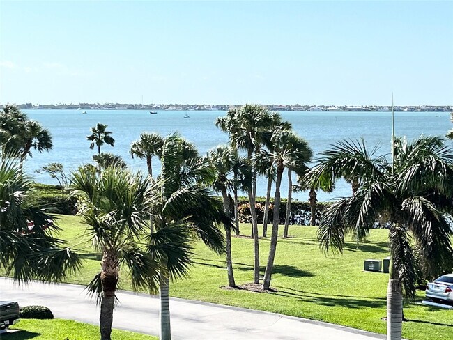 Building Photo - 40 NE Plantation Rd