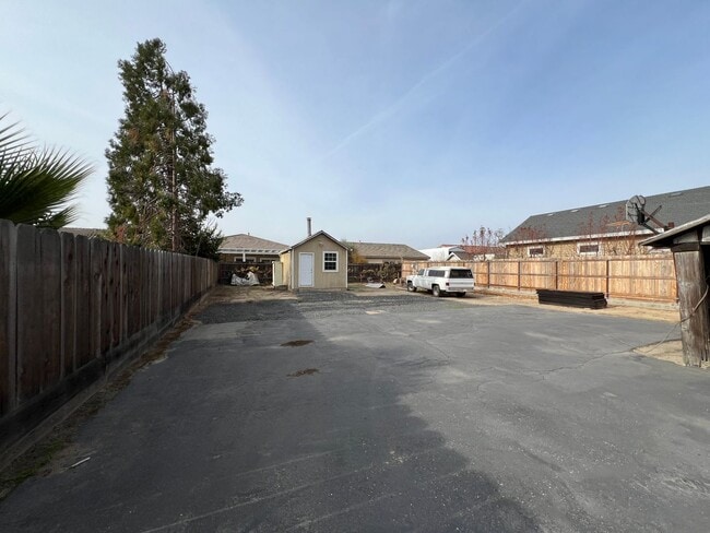 Building Photo - Nostalgic 3-bedroom Farmhouse in Hughson!