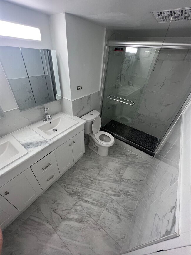 Building Photo - Luxury 1 Bedroom with Balcony, Pool & City Views – Hopkinson House