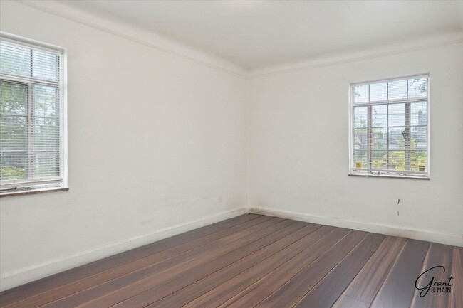 Building Photo - $1,200 - Large East Side 3 Bedroom