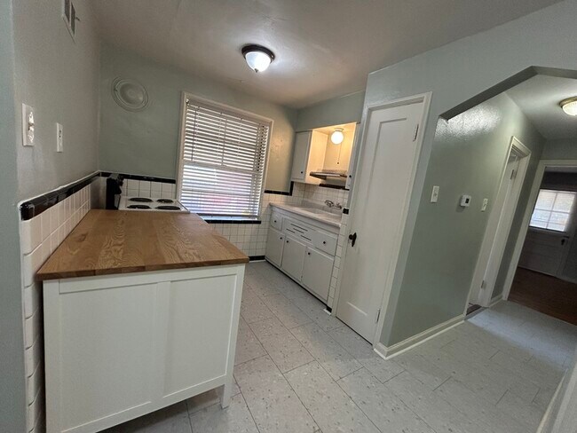 Building Photo - 4938 Fyler Ave