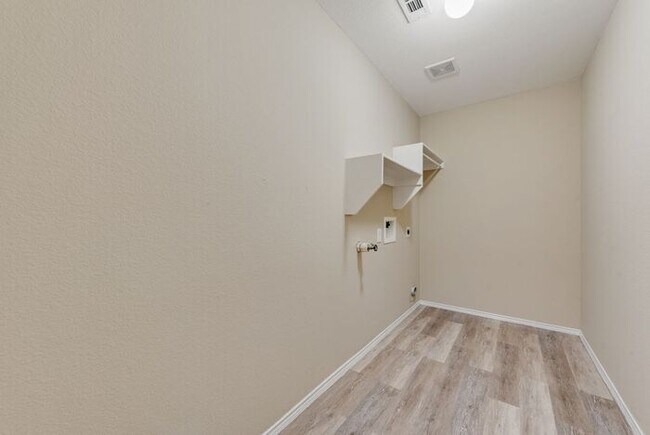 Building Photo - Newly updated home ready for move in