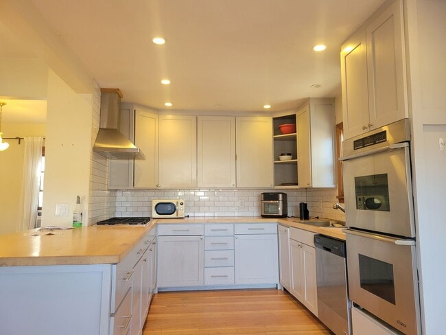 Building Photo - Charming 1910 Craftsman in the Heart of Downtown Longmont