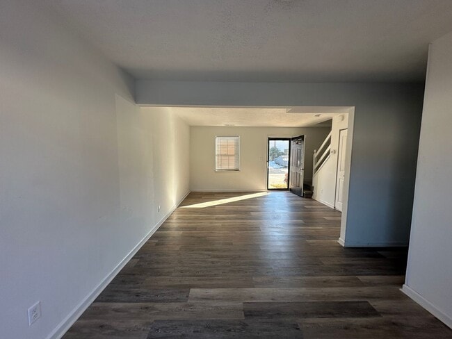 Building Photo - Country Place Townhomes - Off Lakeside Drive