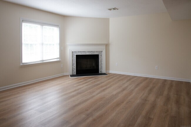 Building Photo - 378 Meridian St Ext