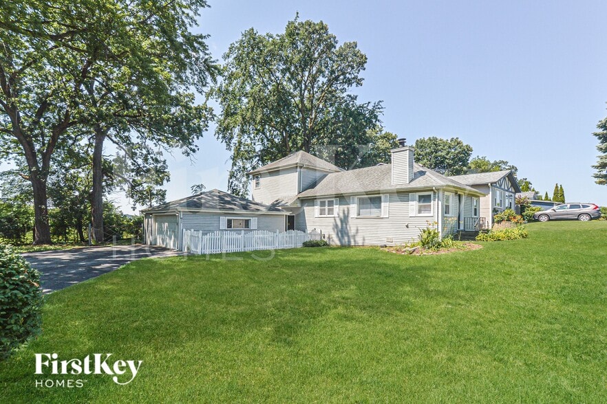 Building Photo - 611 W Oakwood Dr