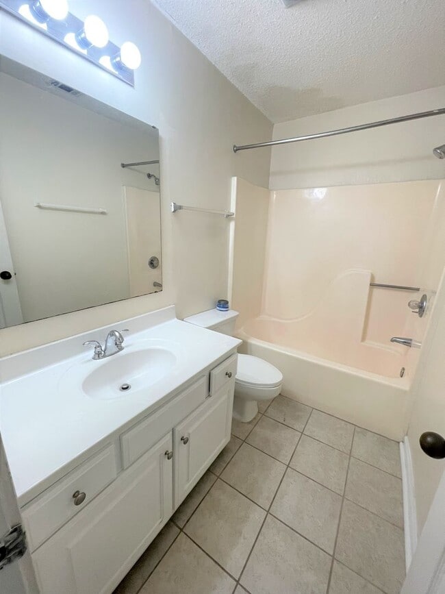 Building Photo - Updated, polished 2br END UNIT in Mill Cre...