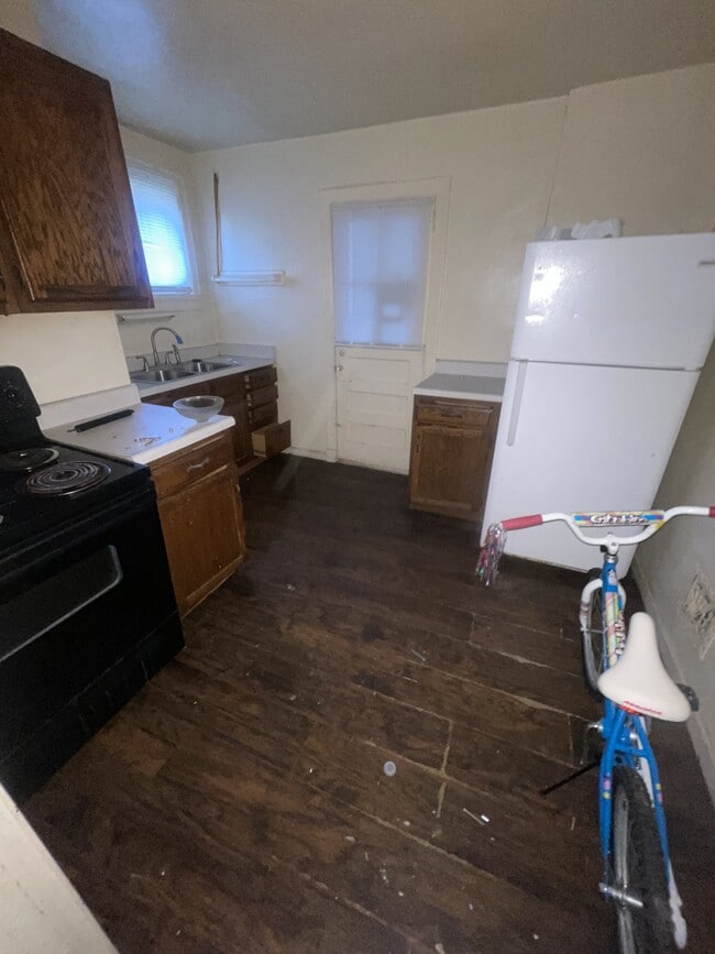 Building Photo - 8356 Strathmore Pl