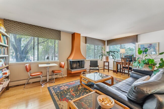Building Photo - Renovated Mid Century Modern Home in the D...