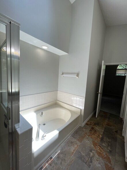 Garden tub master - 1334 Augusta National Blvd