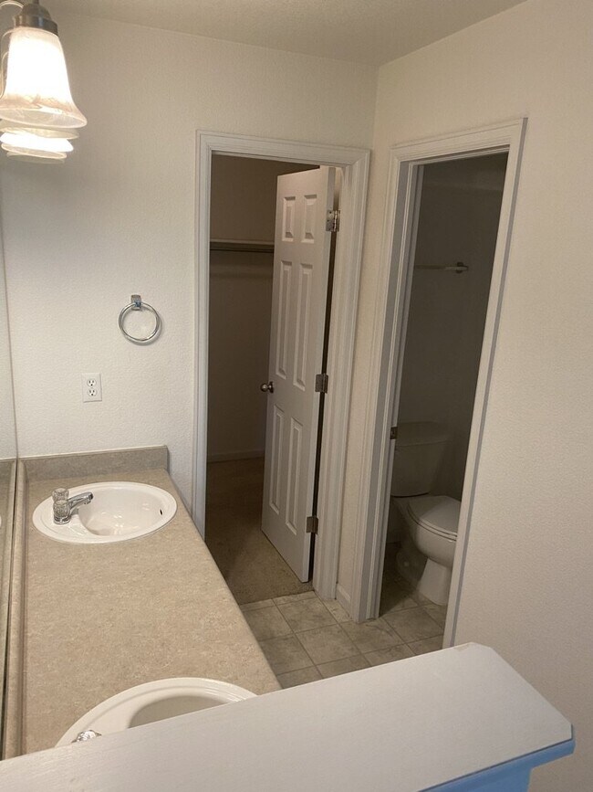 Building Photo - AVAILABLE SEPTEMBER! Charming Townhome in ...