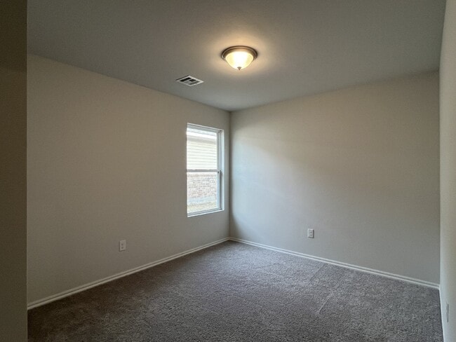 Building Photo - "ROOMMATE Wanted"