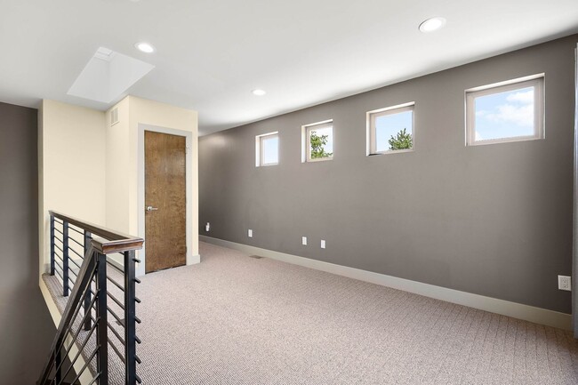 Building Photo - LUX 4BD, 5BA SloHi Home with Finished Base...