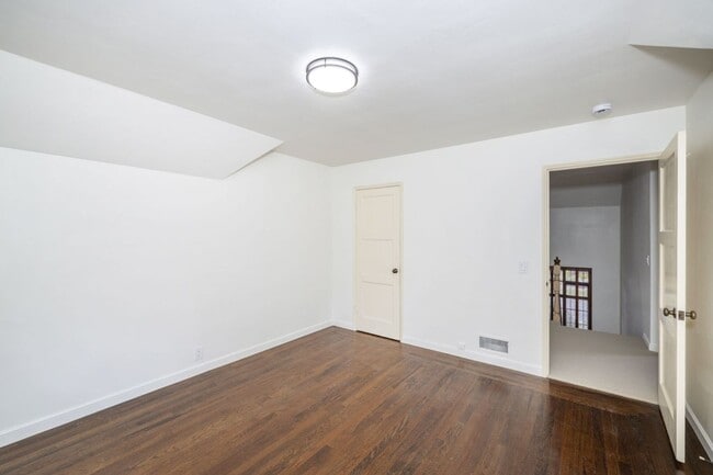 Building Photo - Stately Two Story Home w/ Serene Backyard in Crescent Park