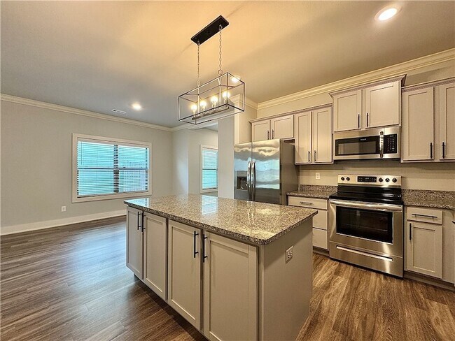 Building Photo - 708 NE Hts Ln