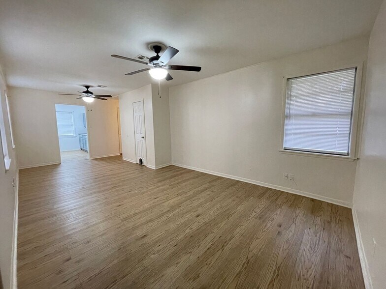 Building Photo - 109/111 E Comay Cir