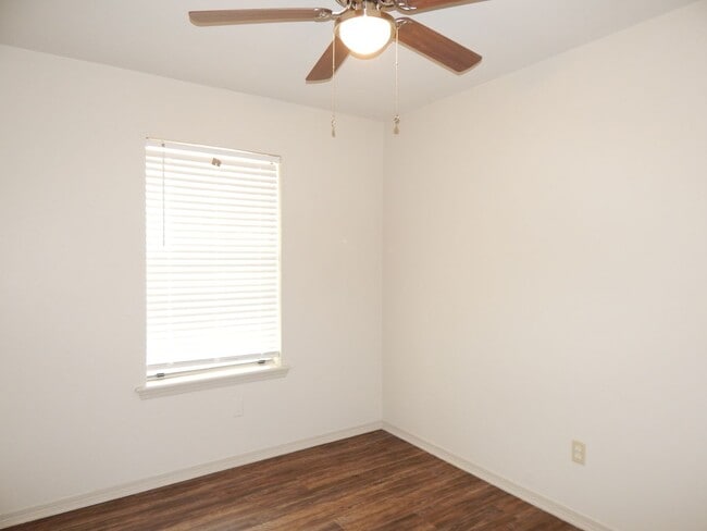 Building Photo - 10074 Wooded Way