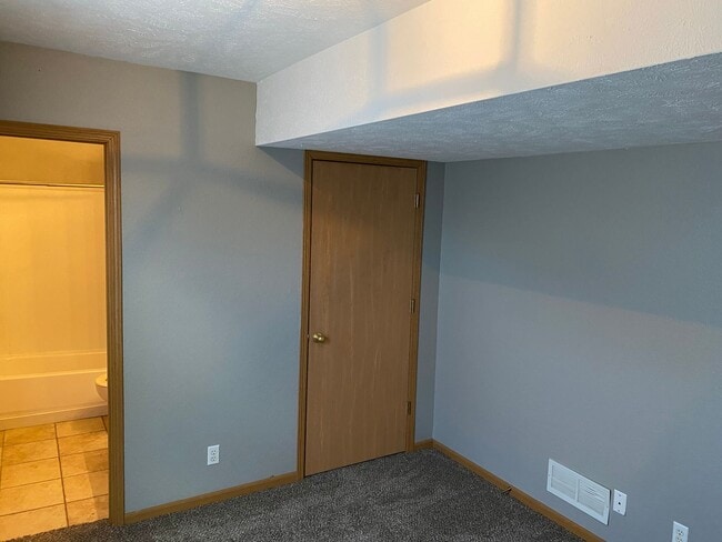 Building Photo - Duplex For Rent! Valley NE