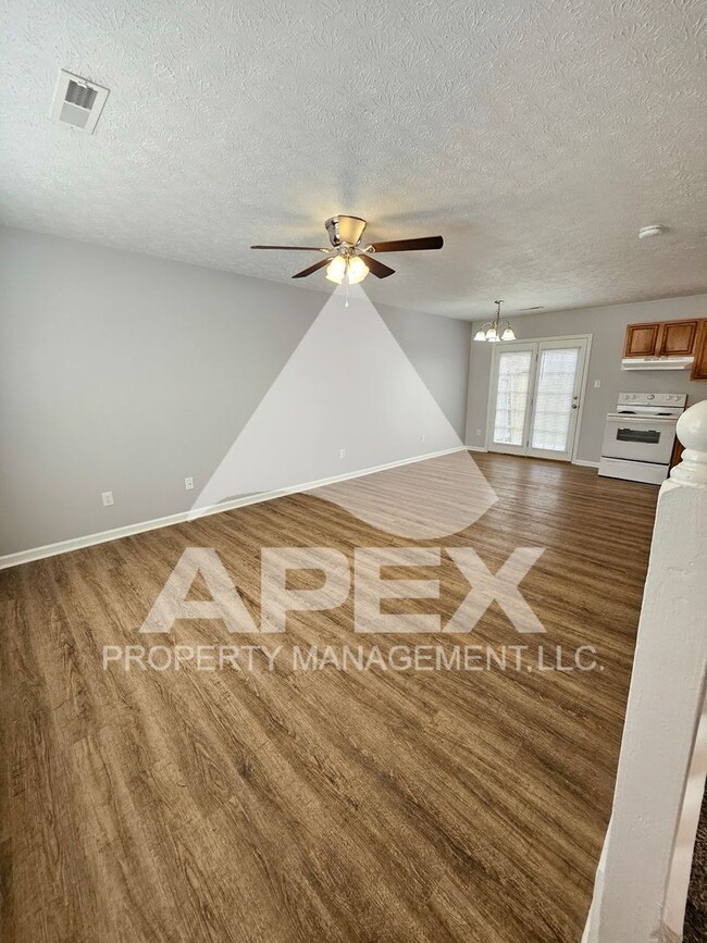 Building Photo - **MOVE-IN SPECIAL** 1/2 off 1st month! Bea...