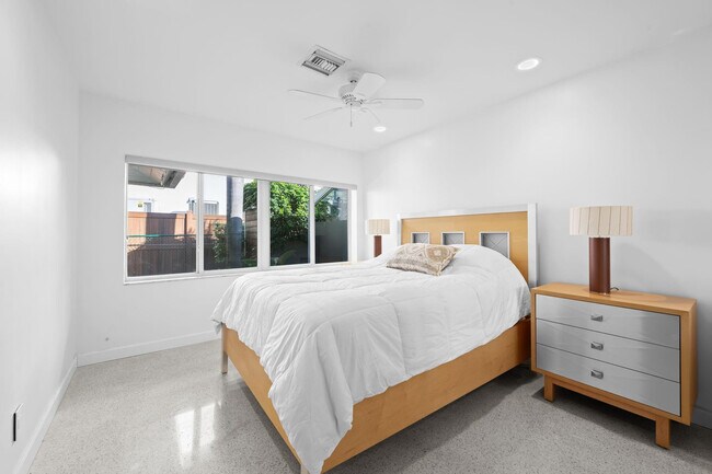 Building Photo - 2809 NE 25th St