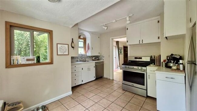 Building Photo - 7330 SW 53rd Ave