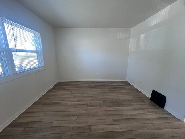 Building Photo - Updated Three Bedroom Home on the NE side of Grand Rapids!