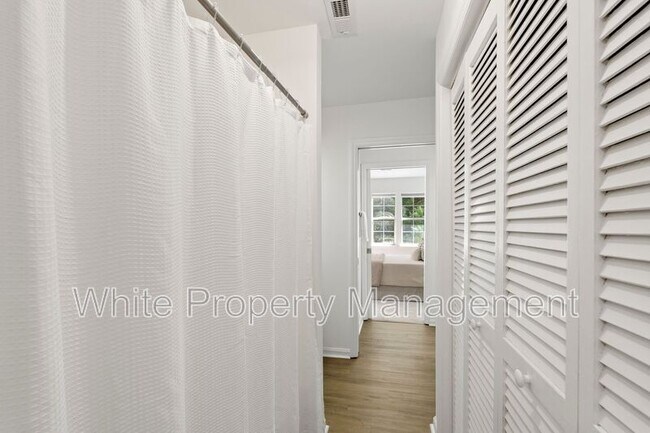 Building Photo - 9231 Kings Canyon Dr