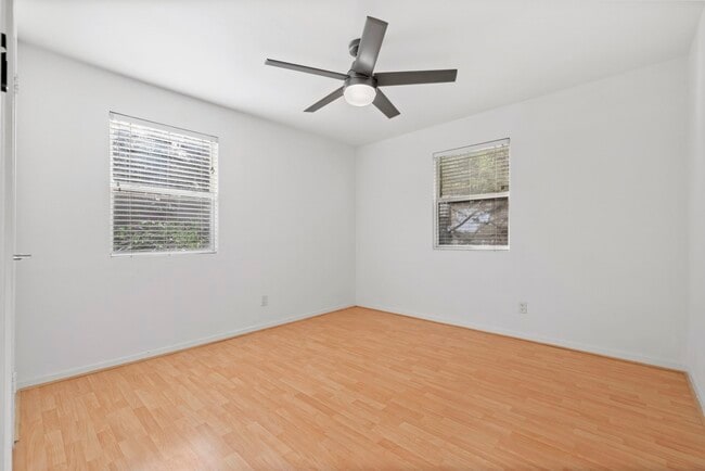 Building Photo - 217 E 12th St