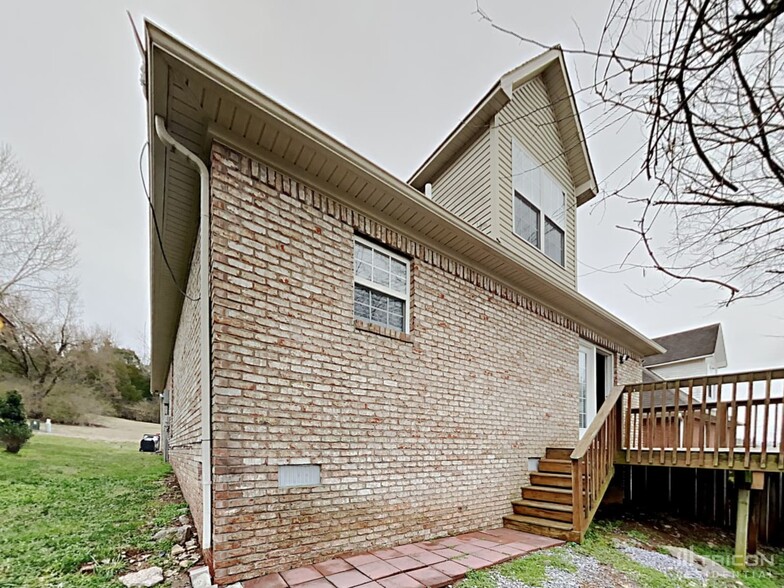 Building Photo - 703 Maple Ct