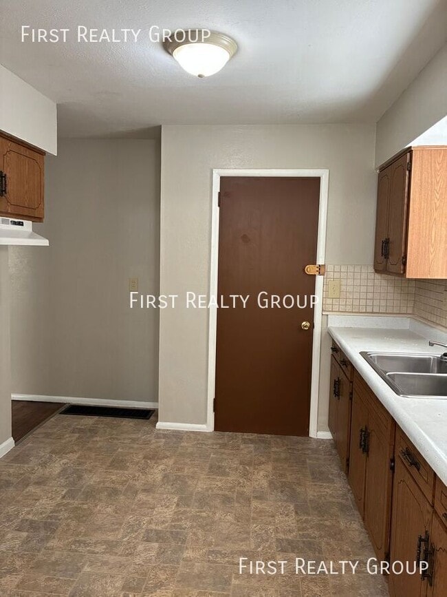 Building Photo - 2526 Kennedy Ave