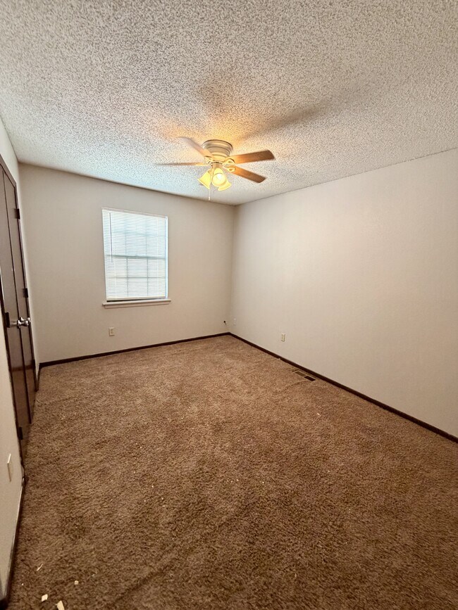 Building Photo - 215 NE Timbercreek Dr