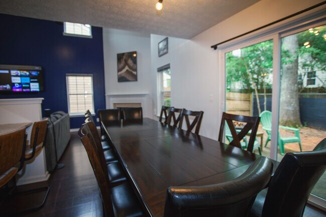 Building Photo - 665 Lakeside Cir