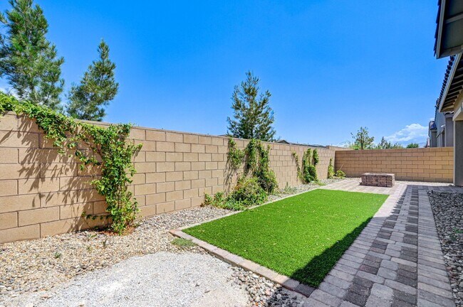 Building Photo - COMFY and NEW 3 Bedroom Home in Skye Canyon!