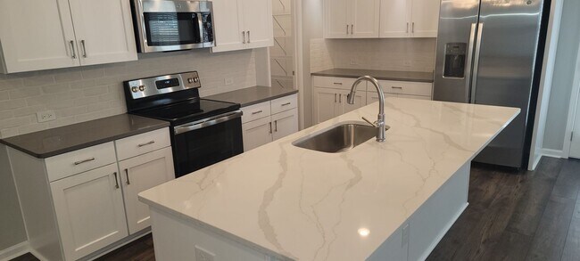 Building Photo - BEAUTIFUL HOME in the Desirable Hedgefield subdivision in Prattville.