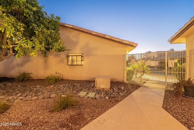 Building Photo - 3-bedroom townhome in great central Phoeni...