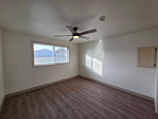 Building Photo - 1607 S Olson St