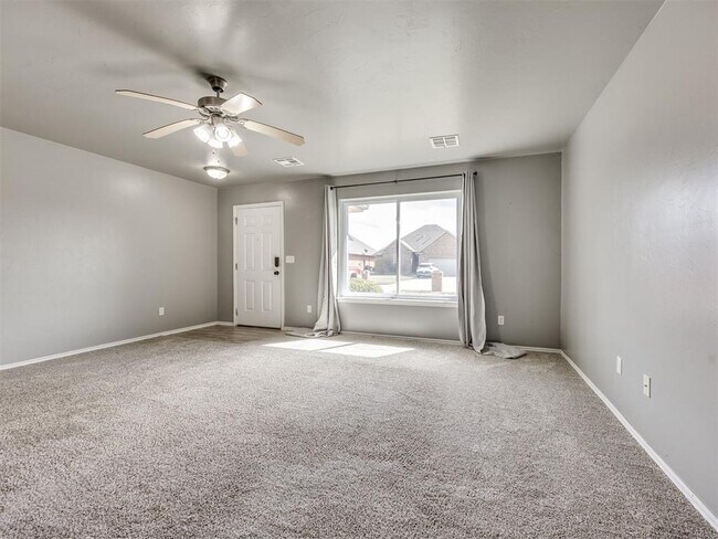 Building Photo - 609 E Linden Ln