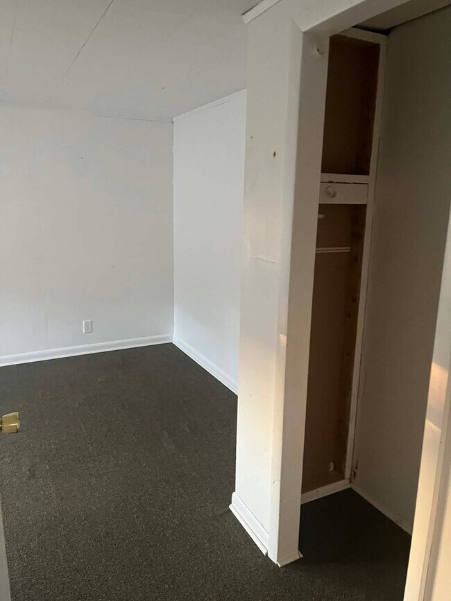 Building Photo - 901 W 7th St