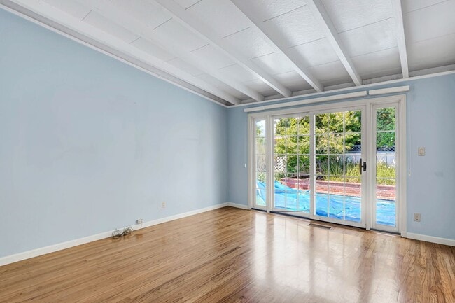 Building Photo - Spacious 4 bed, 2.5 Bath Home with Bonus Room and Pool in Palo Alto!