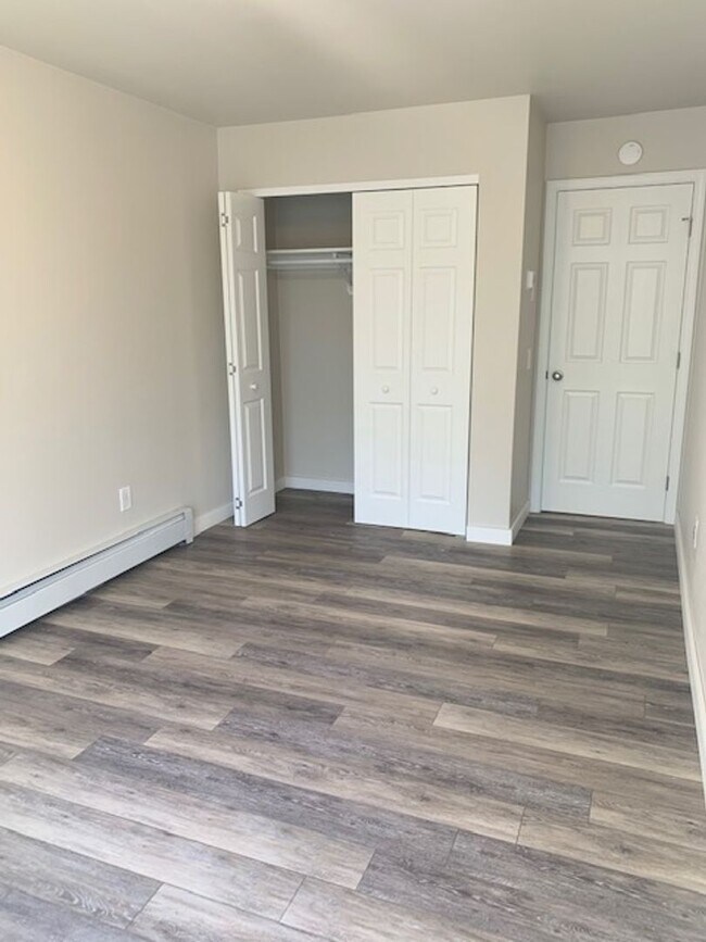 Building Photo - Inviting 2BR Gem with Balcony Views in For...