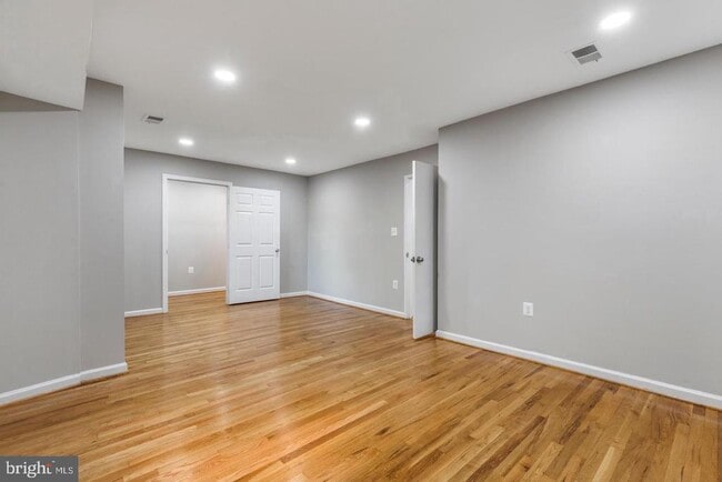 Building Photo - 4921 Sauquoit Ln