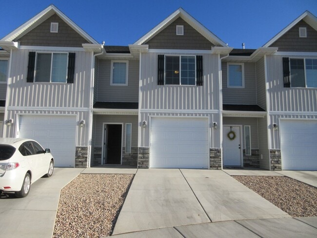 Primary Photo - ** Move-in Discount** 3 Bedroom - 2.5 bathroom - in the heart of Cedar City!