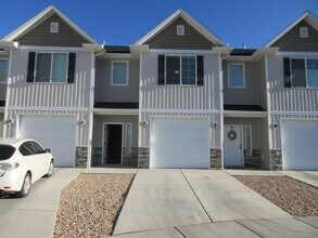 Building Photo - ** Move-in Discount** 3 Bedroom - 2.5 bathroom - in the heart of Cedar City!